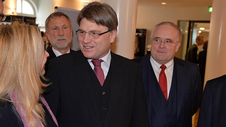 Gesundheitsministerin Melanie Huml und Justizminister Winfried Bausback im Gespräch. Mit auf dem Bild sind Lothar Schwarz, Präsident der Rechtsanwaltskammer, und Generalstaatsanwalt Thomas Janovsky (rechts).