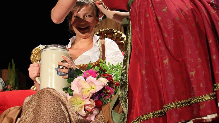 Von ihrer Vorgängerin Maria Krieger bekommt Tina-Christin die Krone.