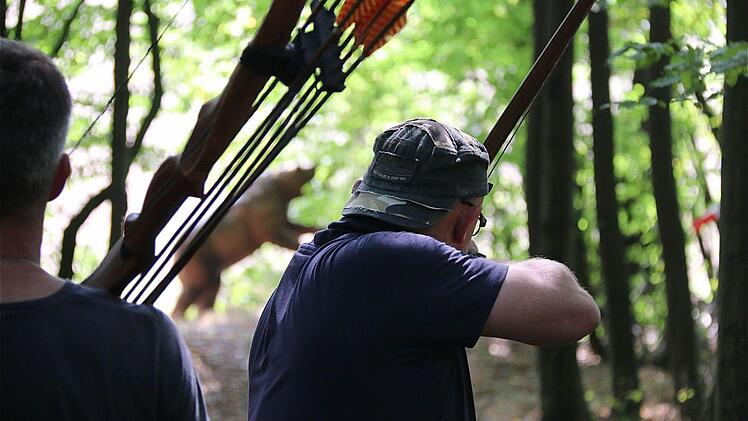 Lebensgroßer Bär als Ziel.