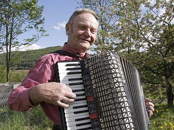 Seit seinem 16. Lebensjahr spielt der jetzt 75-jährige Georg Burkard Akkordeon. Das hat er sich selbst beigebracht. Foto: Josef Hofbauer