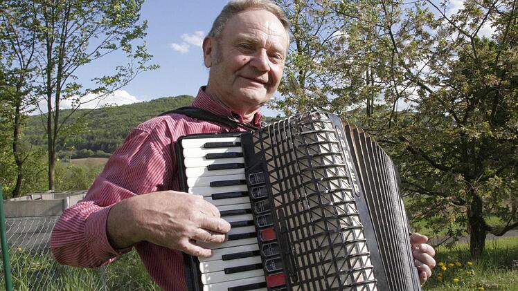 Seit seinem 16. Lebensjahr spielt der jetzt 75-jährige Georg Burkard Akkordeon. Das hat er sich selbst beigebracht. Foto: Josef Hofbauer