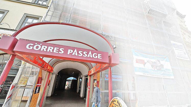 Wie ein Tunnel wirkt die Passage seit der Notsicherung eines der beiden Vordergebäude.Foto: Ronald Rinklef