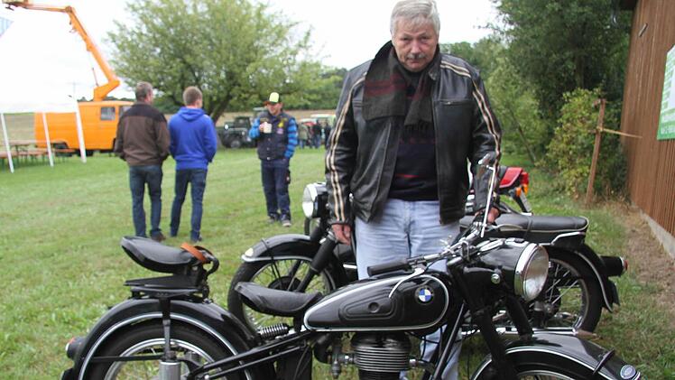 Mit 18 Jahren hat Eberhard Soziaghi den Einser-Führerschein gemacht, doch niemals ein Motorrad besessen: Jetzt hat er sich den Traum erfüllt mit der alten BMW, Baujahr 1955. Foto: Sonja Adam