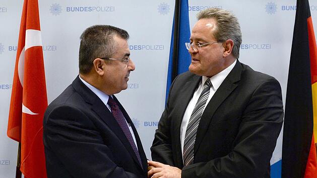 Der Pr&auml;sident der Bundespolizei Dieter Romann (rechts) und der Leiter der t&uuml;rkischen Generalsicherheitsdirektion, Celalettin Lekesi, sch&uuml;tteln sich nach einer Pressekonferenz im Bundespolizeipr&auml;sidium in Potsdam die H&auml;nde. Foto: Ralf Hirschberger/dpa
