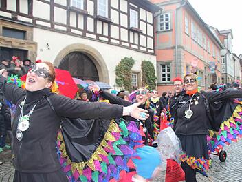 Aus der ganzen Umgebung reisten Narren nach Seßlach. Dennoch fiel die Besucherzahl etwas geringer aus, als erhofft. Wer trotzdem kam, erlebte ein buntes und ausgelassenes Treiben in der Altstadt. Fotos: Dominic Buckreus