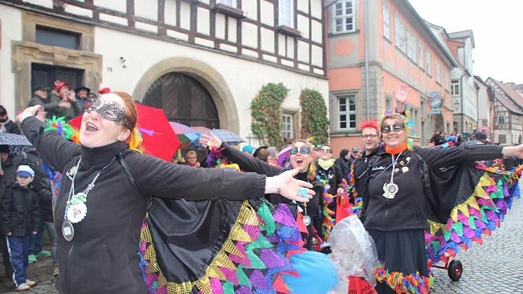 Aus der ganzen Umgebung reisten Narren nach Seßlach. Dennoch fiel die Besucherzahl etwas geringer aus, als erhofft. Wer trotzdem kam, erlebte ein buntes und ausgelassenes Treiben in der Altstadt. Fotos: Dominic Buckreus