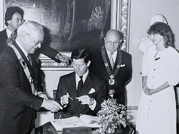 Prinz Charles trägt sich in das Goldene Buch der Stadt Coburg ein. Links: der damalige Oberbürgermeister Karl-Heinz Höhn.Foto: CT-Archiv / Gerhard Patzelt