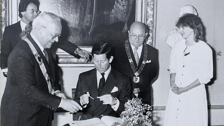 Prinz Charles trägt sich in das Goldene Buch der Stadt Coburg ein. Links: der damalige Oberbürgermeister Karl-Heinz Höhn.Foto: CT-Archiv / Gerhard Patzelt