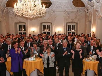 Applaus für die launigen Begrüßungsworte von Georg Freiherr von Waldenfels beim Baur-Neujahrsempfang im Kaisersaal von Kloster Banz. Geladen waren Vertreter von Politik, Wirtschaft und Gesellschaft. Vorne von links Landrat Christian Meißner, die Bayerische Wirtschaftsministerin Ilse Aigner und CSU-Bezirksvorsitzender Hans-Peter Friedrich. Links bzw. rechts der Bildmitte Regierungspräsidentin Heidrun Piwernetz und Bundestagsabgeordnete Emmi Zeulner. Foto: Barbara Herbst