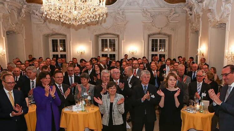 Applaus für die launigen Begrüßungsworte von Georg Freiherr von Waldenfels beim Baur-Neujahrsempfang im Kaisersaal von Kloster Banz. Geladen waren Vertreter von Politik, Wirtschaft und Gesellschaft. Vorne von links Landrat Christian Meißner, die Bayerische Wirtschaftsministerin Ilse Aigner und CSU-Bezirksvorsitzender Hans-Peter Friedrich. Links bzw. rechts der Bildmitte Regierungspräsidentin Heidrun Piwernetz und Bundestagsabgeordnete Emmi Zeulner. Foto: Barbara Herbst