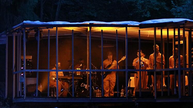 Die Musical Comedy "Blues Brothers in Prison" feierte Premiere auf der Waldbühne Heldritt.Foto: Jochen Berger