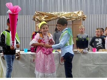 Mit einem Theaterstück der Zweitklässler wurden die 40 ABC-Schützen an der Grund- und Mittelschule Pressig in der Schulfamilie begrüßt.Foto: K.- H. Hofmann