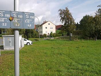 Wasser marsch: Auf diesem Gelände am Bachgraben zwischen Lahm und  Pülsdorf wird  im Rahmen der Dorferneuerung bald ein Wasserspielplatz entstehen. Das hat der Gemeinderat gestern Aben d beschlossen.Berthold Köhler