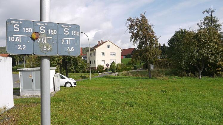Wasser marsch: Auf diesem Gelände am Bachgraben zwischen Lahm und  Pülsdorf wird  im Rahmen der Dorferneuerung bald ein Wasserspielplatz entstehen. Das hat der Gemeinderat gestern Aben d beschlossen.Berthold Köhler