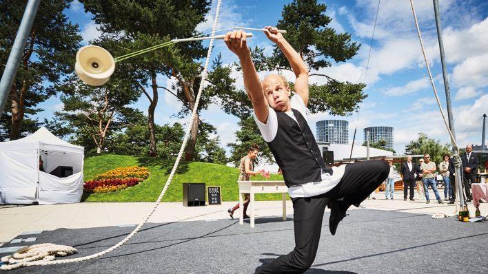 Das Künstlerduo E1NZ aus der Schweiz vermischt Artistik  und Komik. Foto: ZirkArtFestival