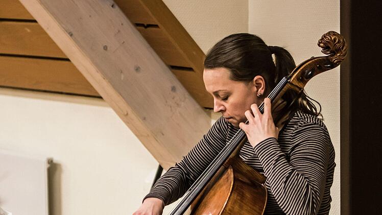 Mit dem Orchester der Musikfreunde Neustadt und der Solistin Hanna Pyrozhkova probt Hans Stähli das Cellokonzert von Jacques Offenbach.Foto: Jochen Berger