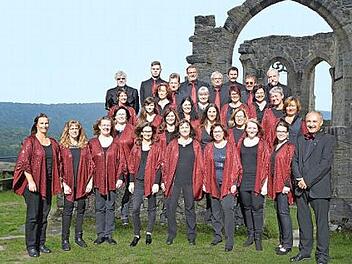 Der Chor "Praising People" (mit musikalischem Leiter Bernd Schmidt, rechts) und organisatorischem Leiter Diethelm Schorscher (hinten, Zweiter von rechts) gibt am 30. März um 19 Uhr ein Konzert in der evangelischen Kirche in Watzendorf.  Foto: Helmut Will