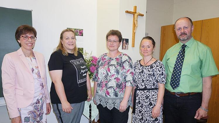 Die drei Besten Absolventinnen des Semesters wurden von Schulleiterin  Doris Hartan-Khan (links) und Behördenleiter Oliver Kröner (rechts)  ausgezeichnet.  Einen Notendurchschnitt von 1,0 erreichten (zweite von  links) Kirsten Sommer-Voll (Niederlauer), Martina Stahl  (Einraffshof/Schondra) kam auf  1,22 und Irina Koba (Hausen) 1,37.  Foto: Marion Eckert