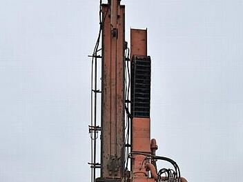 Mit einer Forschungsbohrung &ouml;stlich von Eschenau wollen die Geologen vom Bayerischen Landesamt f&uuml;r Umwelt die Wasserl&ouml;slichkeit von Gesteinen im Untergrund n&auml;her untersuchen.  Fotos: Christiane Reuther