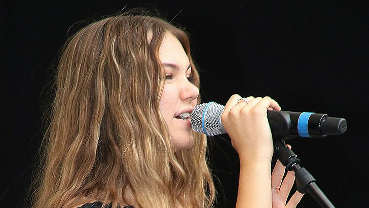 Emily möchte als Sängerin und Schauspielerin Karriere machen. In  Münnerstadt bewies sie, dass sie das Zeug dazu hat.