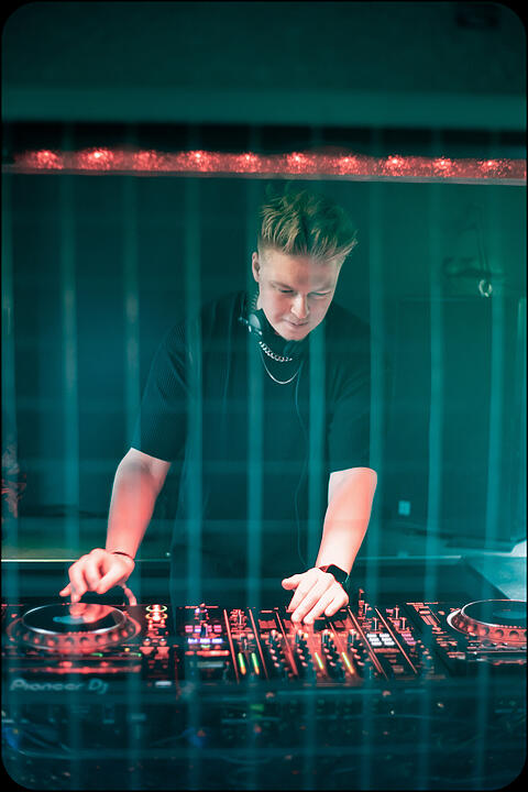 Hard Techno und Trance in drei verschiedenen Party-Waggons!