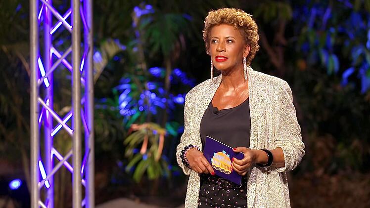 Arabella Kiesbauer k&uuml;ndigt eine &Uuml;berraschung an.