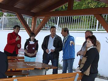 SPD-Stadtratsfraktionsvorsitzender Ingo Lehmann (Vierter von rechts) hat nach dem Ortstermin in einem Brief an OB Henry Schramm vorgeschlagen, die Sitzgruppe am Parkhaus Basteigasse abzubauen und eine Videokamera zu installieren. Foto: Jochen Nützel
