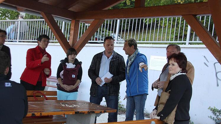 SPD-Stadtratsfraktionsvorsitzender Ingo Lehmann (Vierter von rechts) hat nach dem Ortstermin in einem Brief an OB Henry Schramm vorgeschlagen, die Sitzgruppe am Parkhaus Basteigasse abzubauen und eine Videokamera zu installieren. Foto: Jochen Nützel