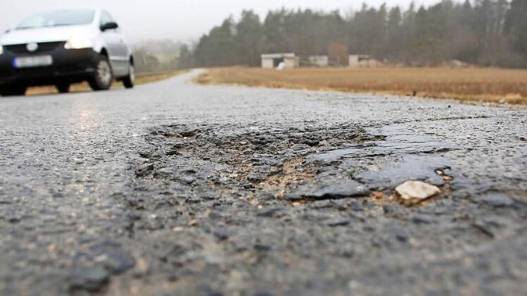 Die Straße nach Niedermirsberg ist total ruiniert. Foto: Josef Hofbuaer