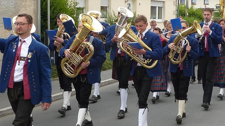 Der Musikverein Neukenroth führte die Kirchenparade an.