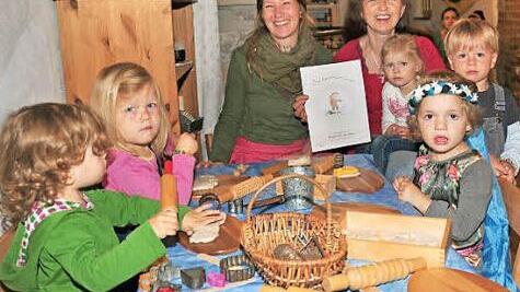 Das Kochbuch, das zum Jubiläum erstellt wurde, wird beim Fest am Sonntag, 28. Juni, verkauft. Unser Bild zeigt einige der Kinder mit der Köchin Sandra Schmitt (hinten links) und der Leiterin der Krippe im "Kinderhof Sonnenschein", Ulrike Brandl.  Foto: Ulrike Langer