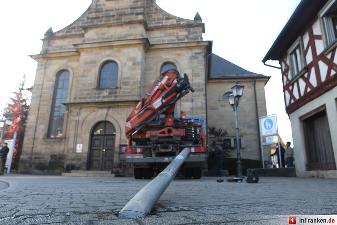 Unfall in Michelau: Lkw prallt gegen Kirchenmauer