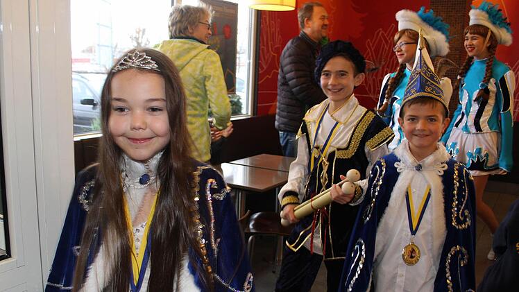 Schon morgens um halb zehn Uhr stürmte das Kinderprinzenpaar Annamarie Guttila (9) und Denis Hartmann (10) McDonald's: Zum ersten Mal hatte die Erste Kulmbacher Showtanzgarde einen Hofmarschall dabei - Carlos Dück (12), den letztjährigen Prinzen. Danach ging es weiter zum Media Markt, zum Café Schaller, zum Winterdorf und dann ins Rathaus.
