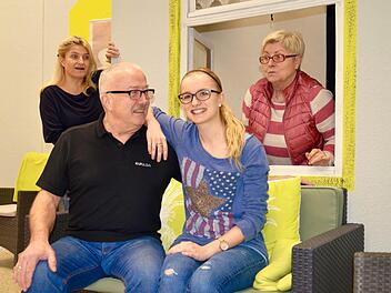 Pauline Roßhirt (vorne, rechts) mit ihrem Opa Alois Gundalach, im Hintergrund Oma Irene und Sabine Roßhirt-Gundalach. Sie stellen eine Szene aus "Geräuchertes mit Sauerkraut". Foto: Kathrin Kupka-Hahn