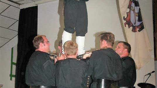 Viel Beifall gab es für den Trachtenverein Schumlach-Lindenberg mit dem "Schwertertanz". Foto: Gerd Fleischmann