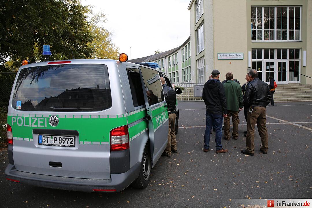 15-Jaehriger Schüler drohte Gewaltverbrechen an - Grosseinsatz der Polizei in Selb - Schule stundenlang abgeriegelt