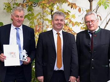 Andreas Knorr, Ministerialdirektor Hubert Bittlmayer und der neue Behördenleiter Hans-Rüdiger Schmittnägel (von links)  Foto: Andrea Spörlein