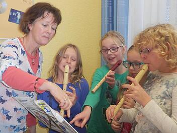Seit inzwischen sieben Jahren vermittelt Brigitte Ferger (links) Grundschulkindern die Freude am Flötenspielen. Foto: Stefan Geiger