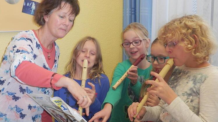 Seit inzwischen sieben Jahren vermittelt Brigitte Ferger (links) Grundschulkindern die Freude am Flötenspielen. Foto: Stefan Geiger