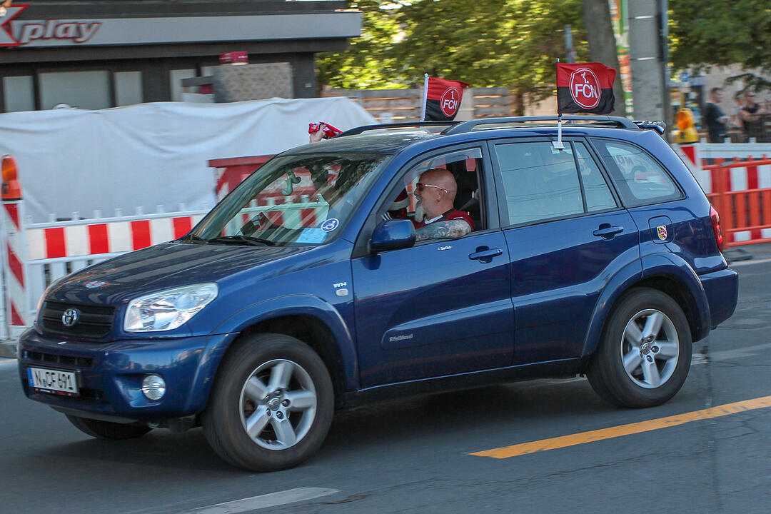 1. FCN steigt auf: Fans feiern in Nürnberg