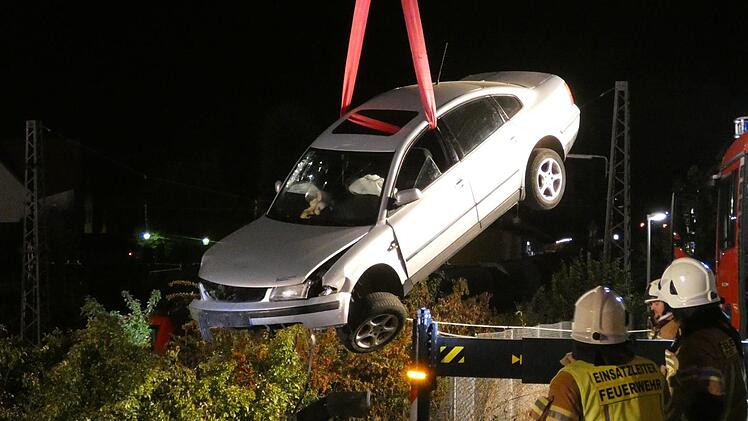 Autounfall in Unterfranken: Ein Auto kam am Freitagabend von der Stra&szlig;e ab und st&uuml;rzte einen Bahndamm hinab. Foto: NEWS5 / Licha