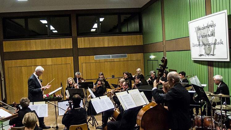 Der Musizierkreis Neustadt trotzt der corona-Krise und beginnt mit der PRobenarbeit für sein Neujahrskonzert, das unter strengen Hygienauflagen Ende Januar stattfinden wird. Eine so große Besetzung wie in diesem Jahr wird 2021 allerding snoch auf das Podium dürfen.Foto: Jochen Berger