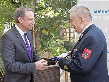 Minister Thorsten Glauber überreicht Manfred Lorenz die hohe Auszeichnung.