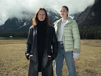 Die Erfahrene und der talentierte Nachwuchs: Obwohl sie den Polizeidienst quittiert hat, kann Kommissarin Ira Zach (Lavinia Wilson, links) das Ermitteln nicht lassen. Das sieht ihre Nachfolgerin Daphne (Philine Schm&ouml;lzer) nicht immer gern, sie wei&szlig; das kriminalistische Gesp&uuml;r Iras aber auch zu sch&auml;tzen.