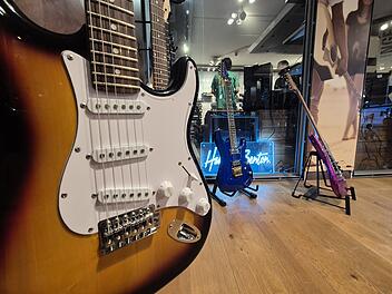 Thomann eskaliert die Stratocaster-Schlacht gegen Fender