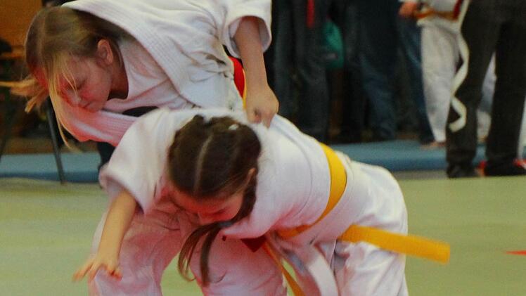 Lucy Goller vom SC Bushido Kitzingen bringt die spätere Siegerin Darja Dorowskich (Jahn Nürnberg) aus dem Gleichgewicht. Foto: Thomas