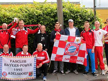Der Fanclub Bayern-Power aus Adelsdorf startete gestern zum Champions-League-Kracher nach London. Mit voller Begeisterung sind auch Vorsitzender Frank Hauke und sein Stellvertreter Bernd Brehm (hinten von links) dabei. Foto: Johanna Blum