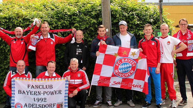 Der Fanclub Bayern-Power aus Adelsdorf startete gestern zum Champions-League-Kracher nach London. Mit voller Begeisterung sind auch Vorsitzender Frank Hauke und sein Stellvertreter Bernd Brehm (hinten von links) dabei. Foto: Johanna Blum