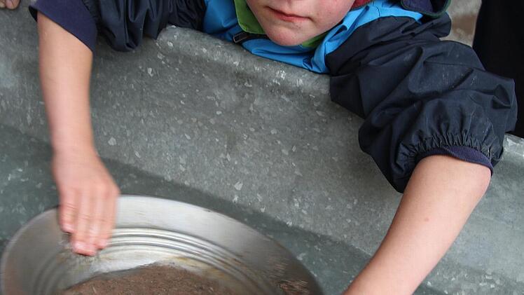 Severin Kliesch fand das Wetter gar nicht so schlecht zum Edelstein waschen.