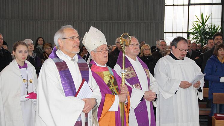 Bilder vom Besuch des Bischofs in Garitz. Fotos: Ralf Ruppert
